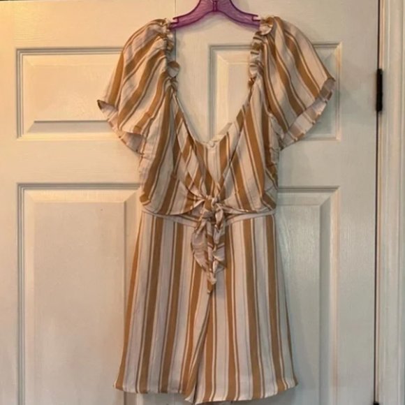 Francesca’s Megan Tie Front Striped Romper Medium NWT - Picture 4 of 4